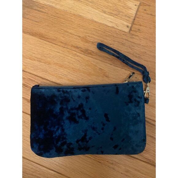 Adrienne Vittadini women's blue/green velvet wristlet with USB charging insert - Picture 2 of 8